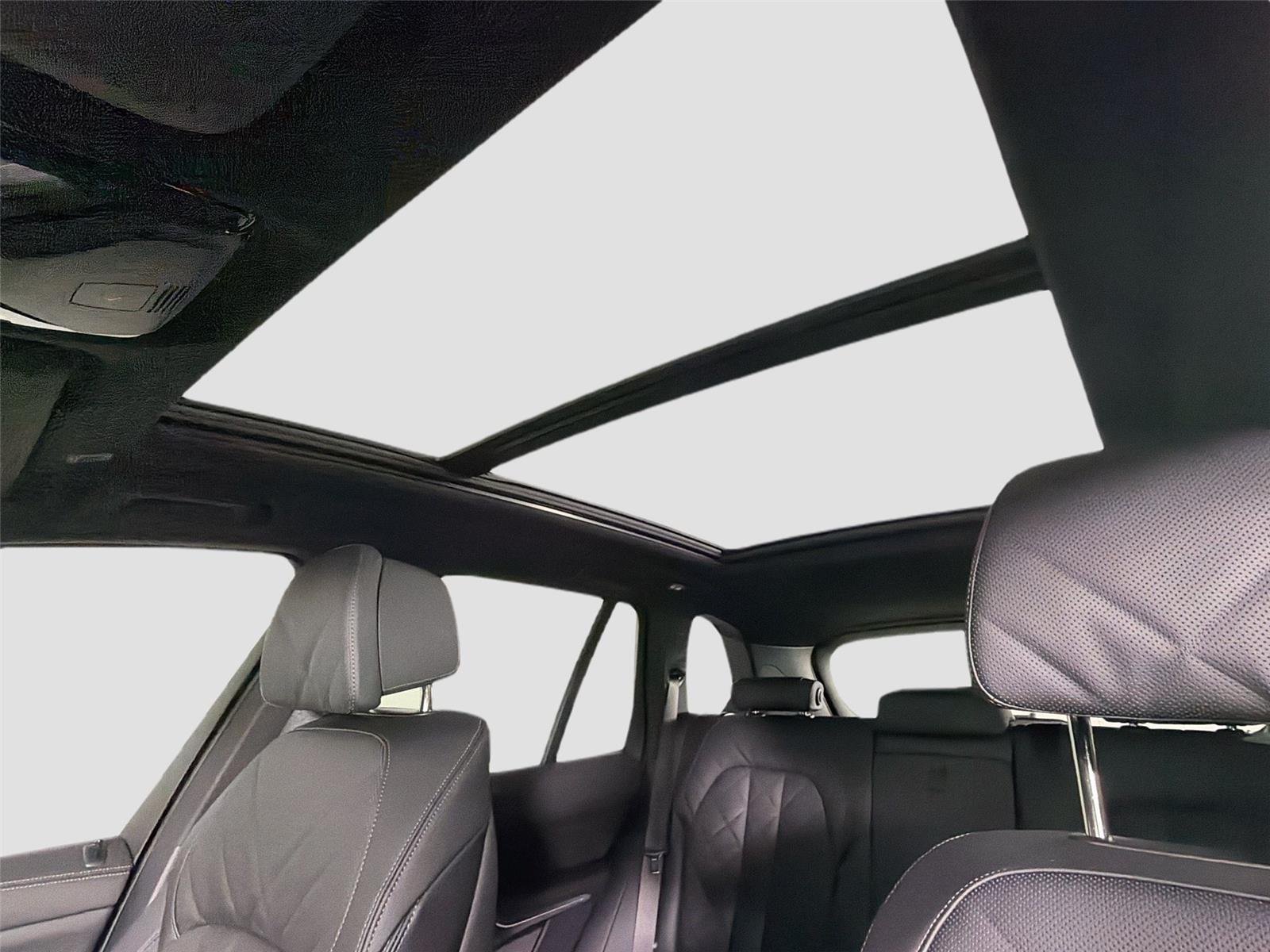 New 2026 Black Sapphire Metallic BMW xDrive40i image 43