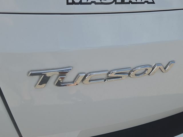 Used 2017 Winter White Hyundai SE image 8