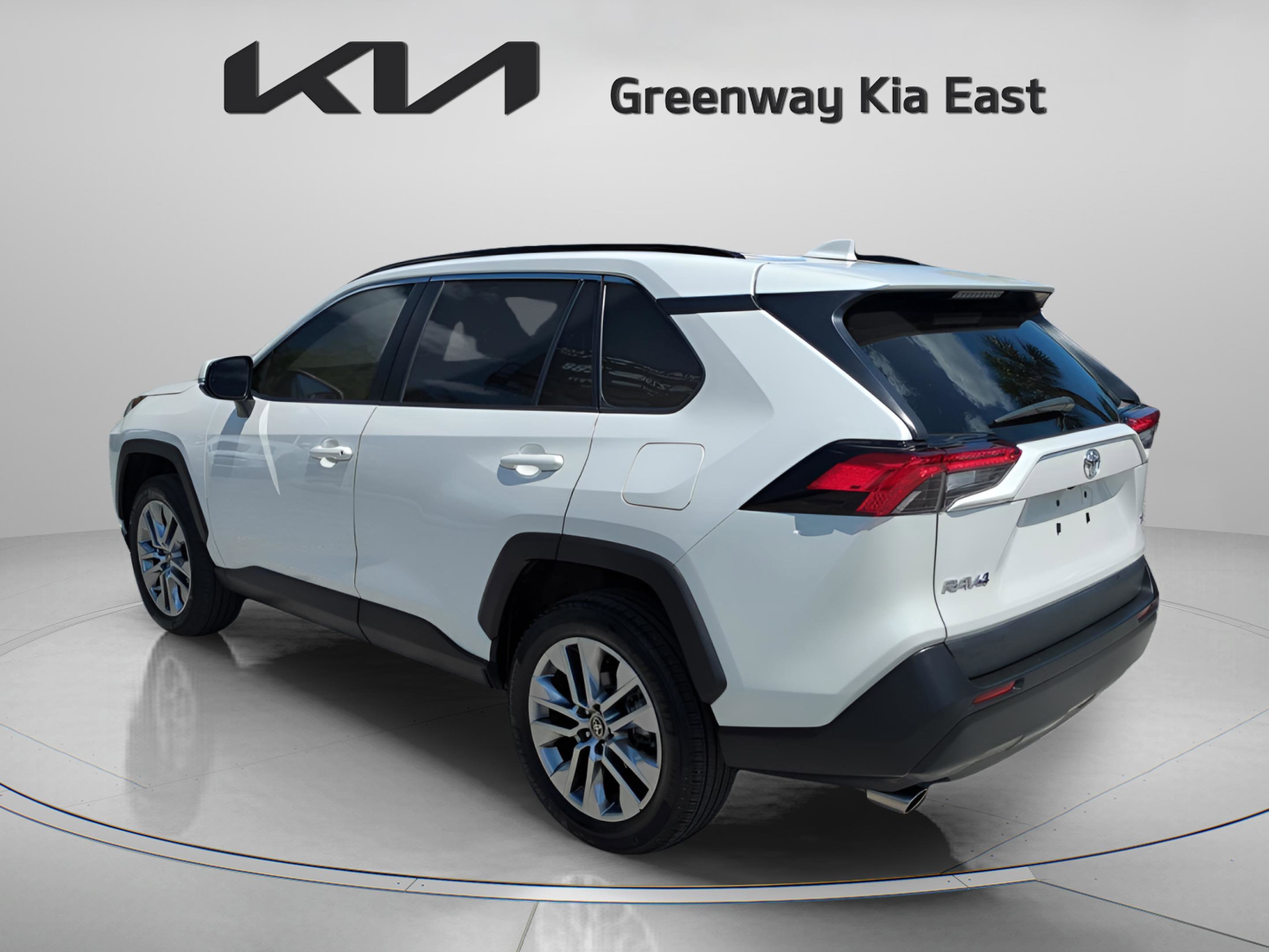 Used 2022 Blizzard Pearl Toyota XLE Premium image 8