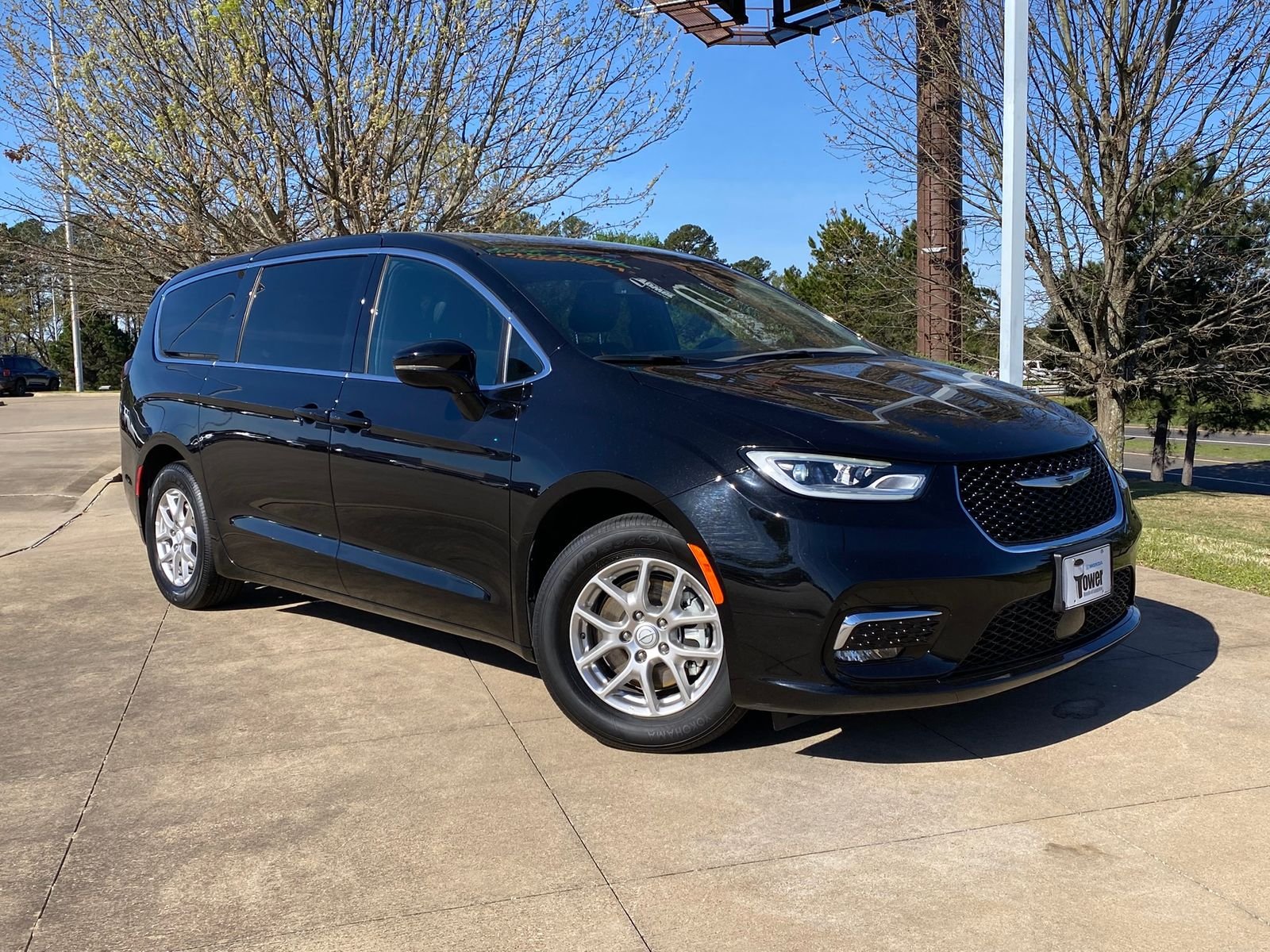2025 Chrysler Pacifica Select's photo