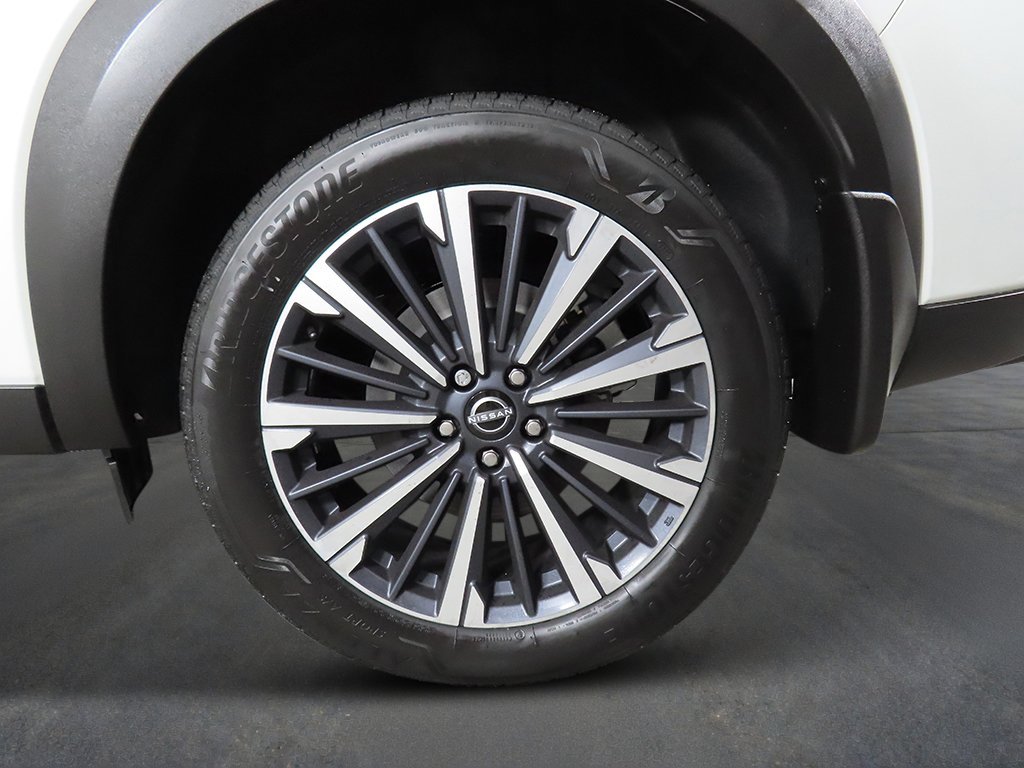 New 2026 Everest White Pearl TriCoat Nissan Platinum image 9