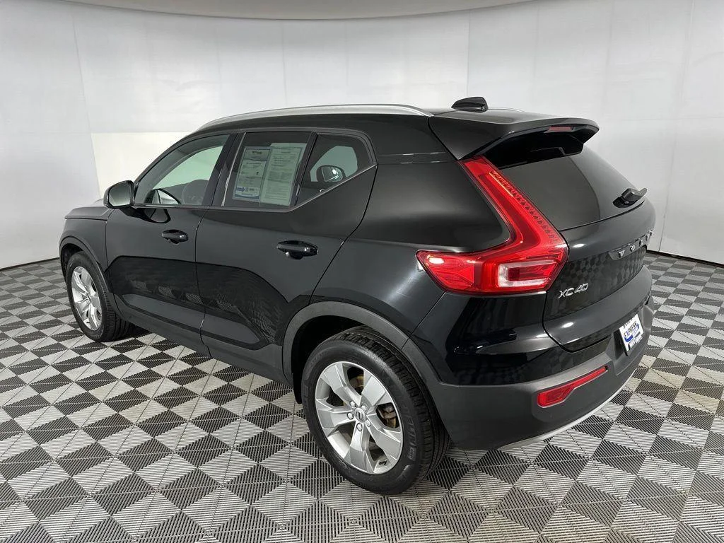 Used 2020 Black Stone Volvo Momentum image 4
