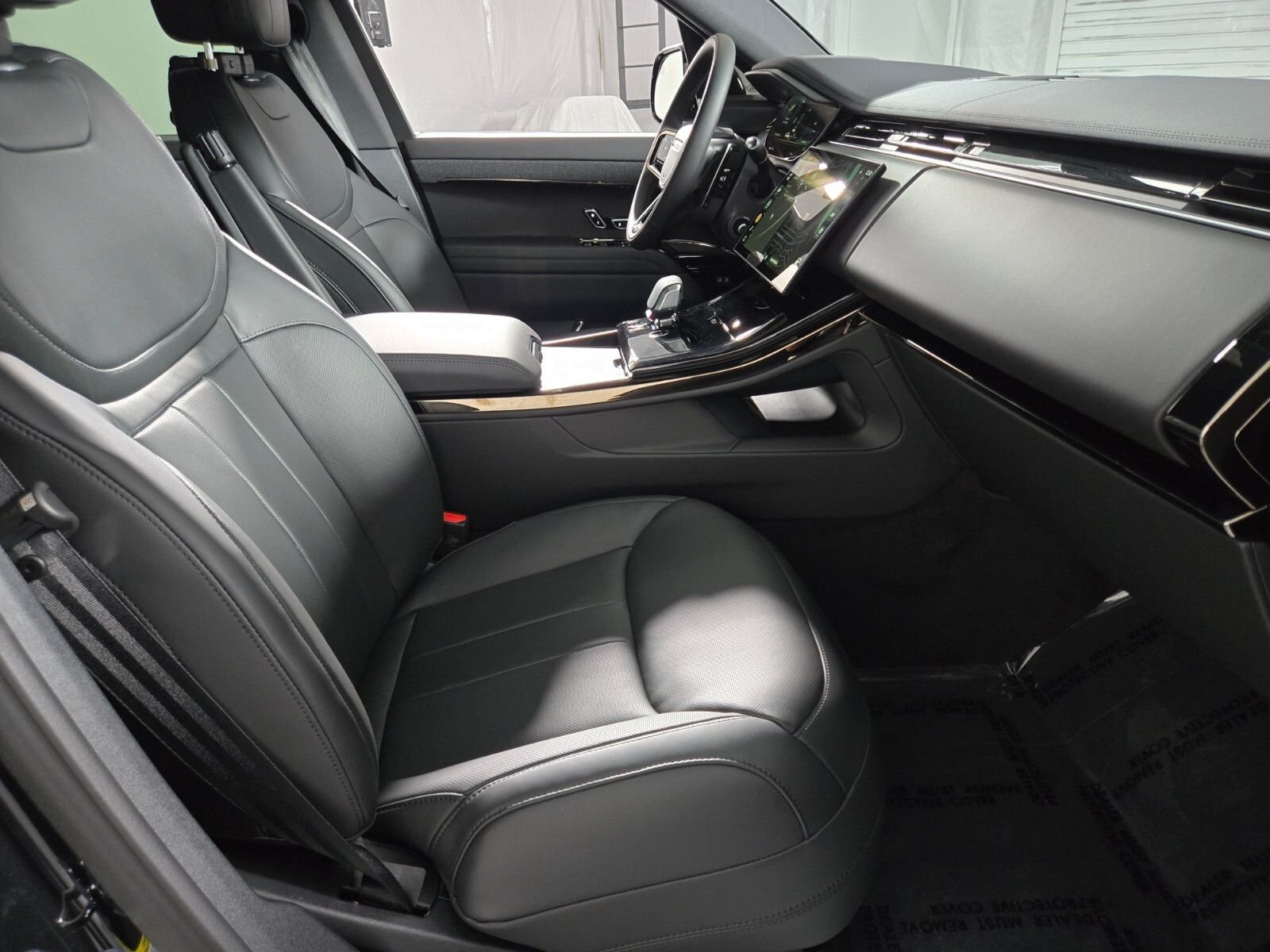 New 2026 Santorini Black Land Rover Dynamic SE image 3