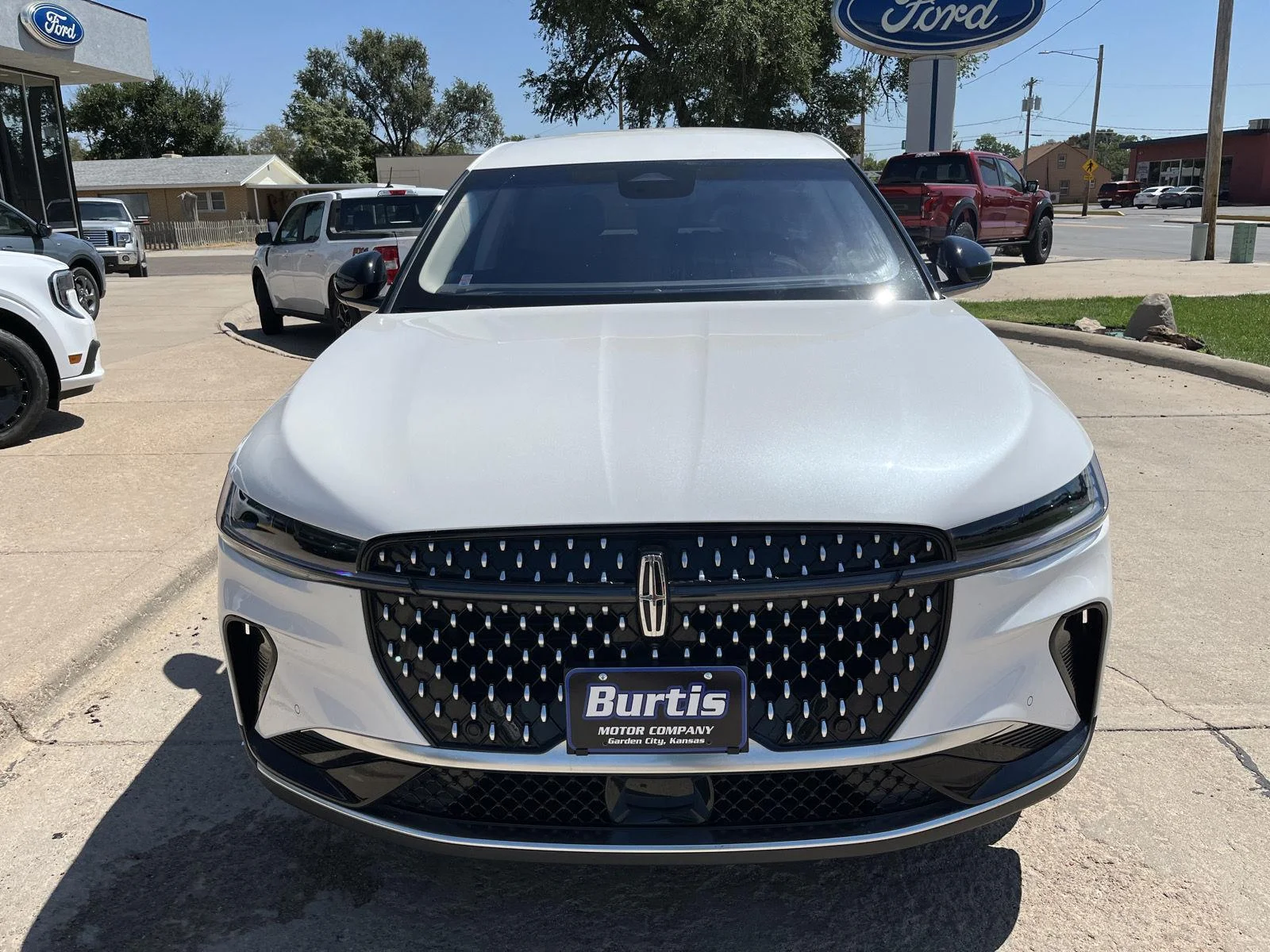 Used 2024 White Platinum Tri-Coat Metallic Lincoln Premiere image 3