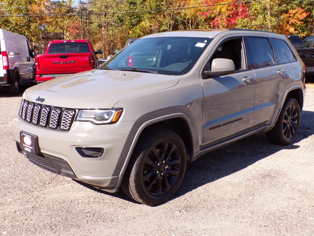 Used 2022 Gray Jeep Laredo X image 3