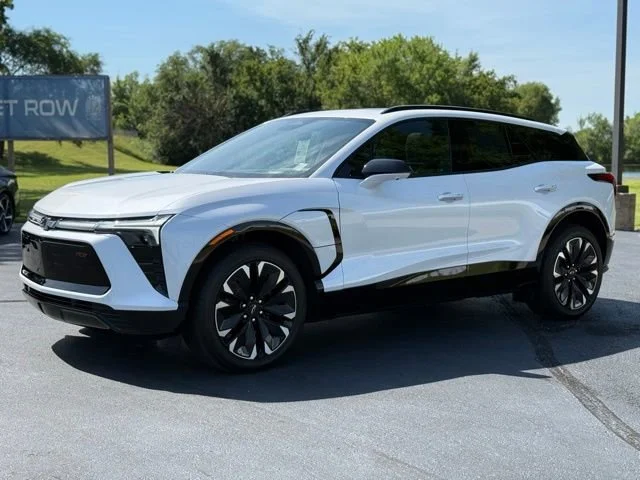 New 2025 Iridescent Pearl Tricoat Chevrolet RS image 3