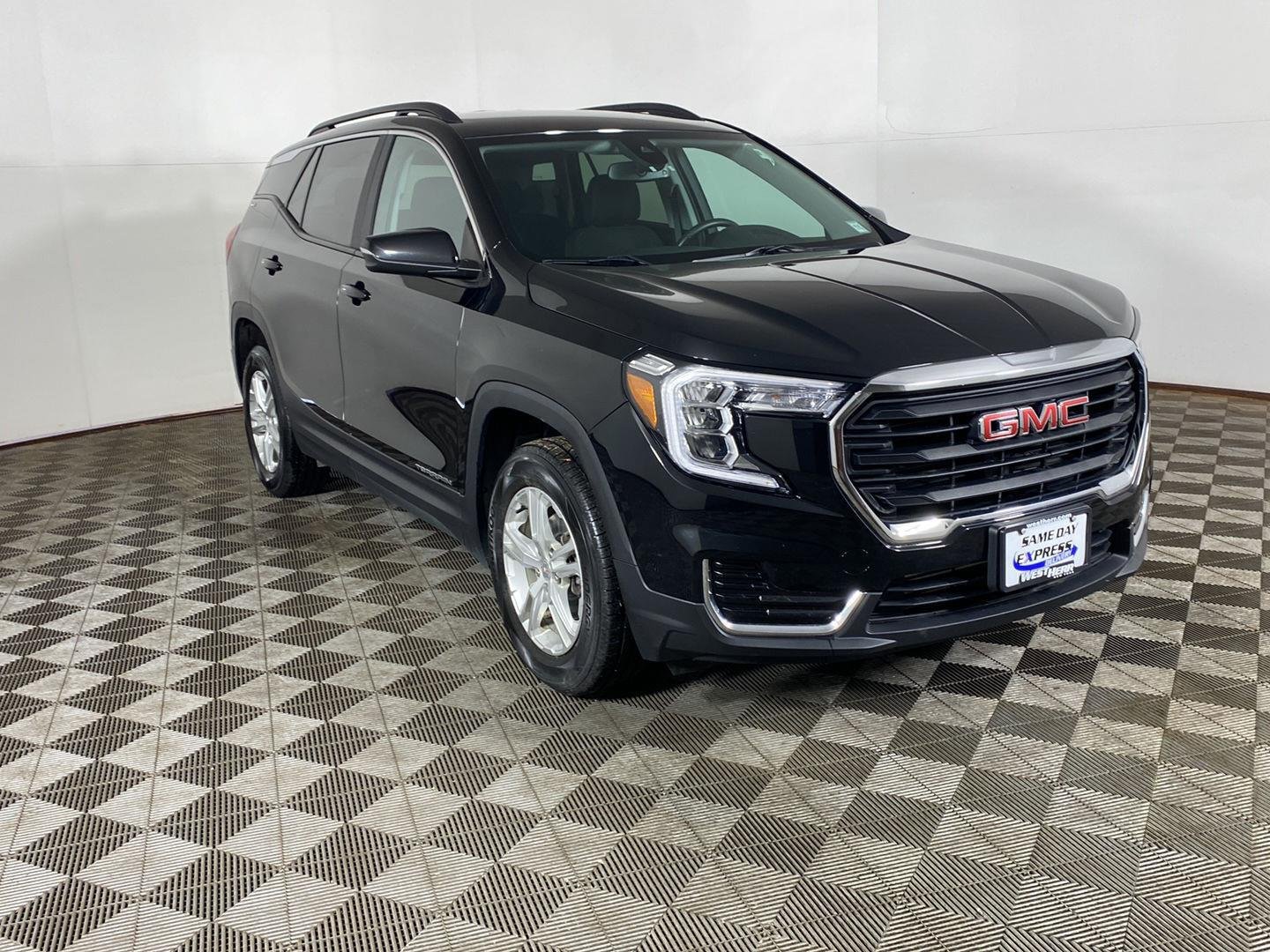 Used 2023 Ebony Twilight Metallic GMC SLE image 3