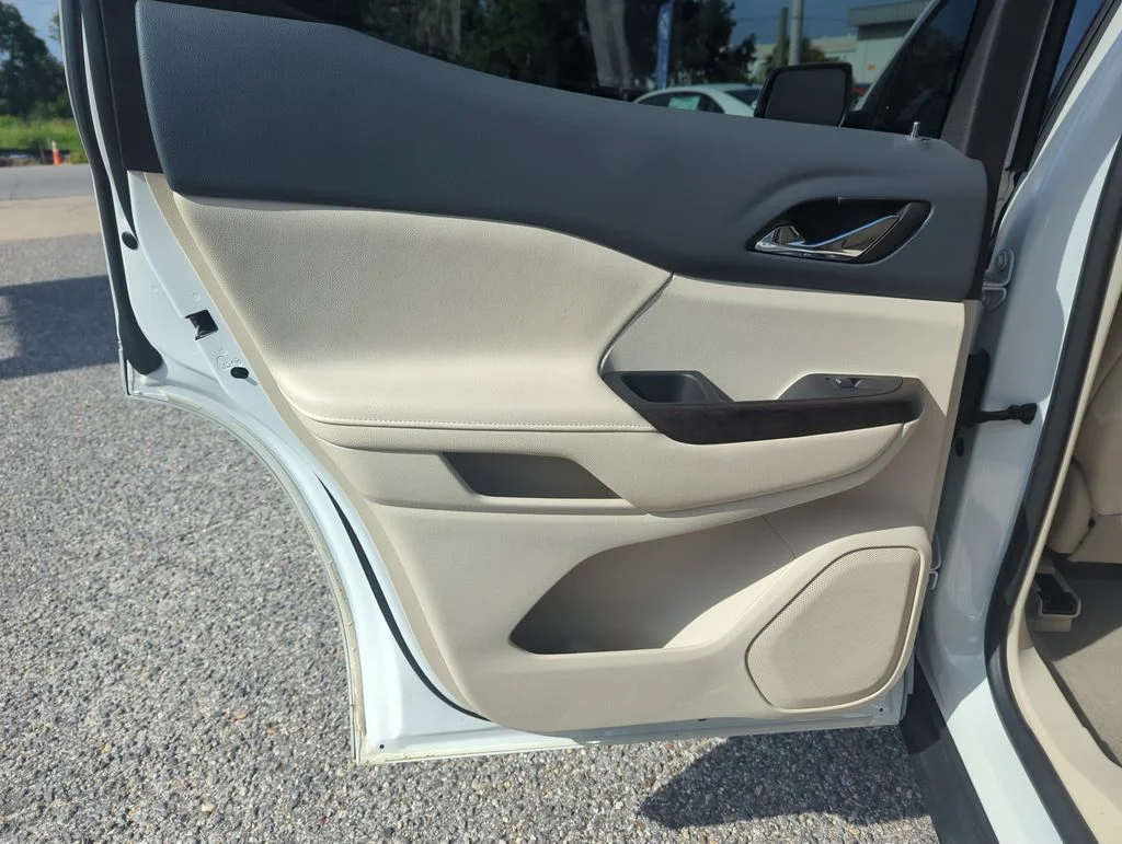 Used 2021 White GMC Denali image 30