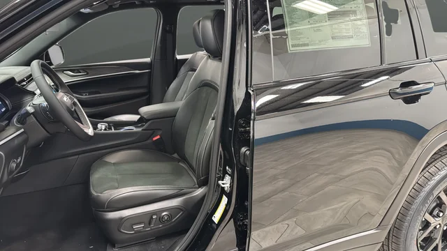 New 2026 Diamond Black Crystal Pearl-Coat Exterior Paint Jeep Altitude image 9