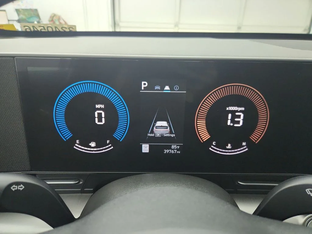 Used 2025 Green Hyundai SEL image 25