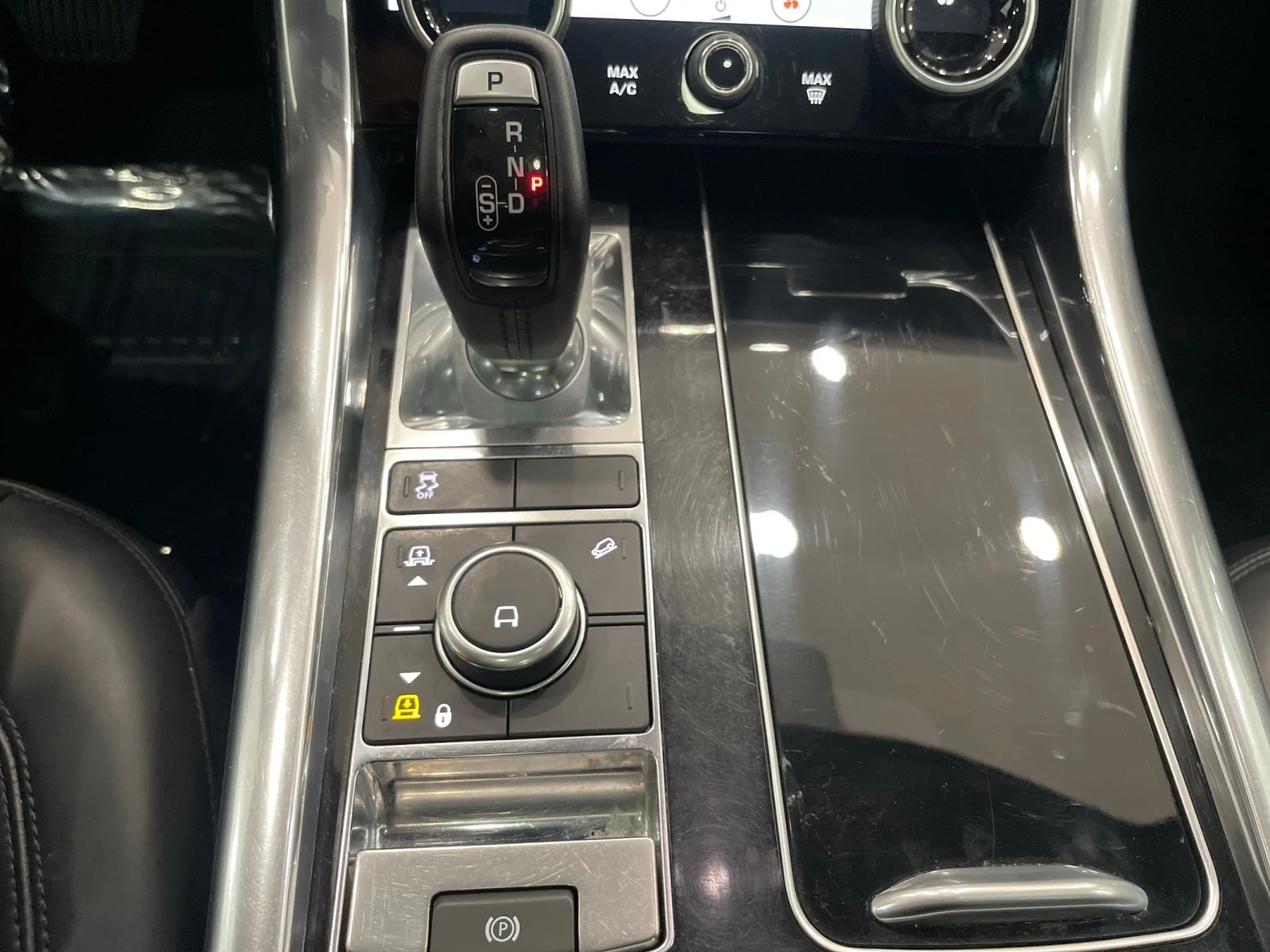 Used 2019 BLACK Land Rover HSE image 24