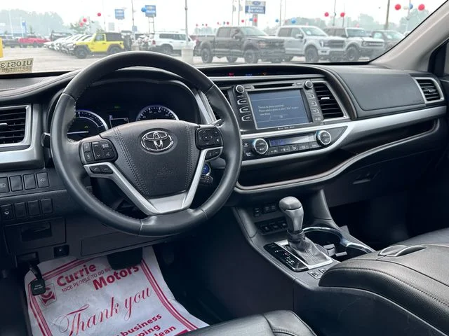 Used 2018 Silver Toyota XLE image 11