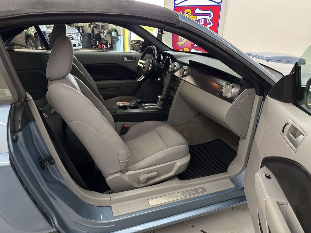 Used 2007 Blue Ford V6 Deluxe image 17