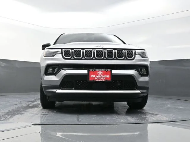 Used 2024  Jeep Limited image 31