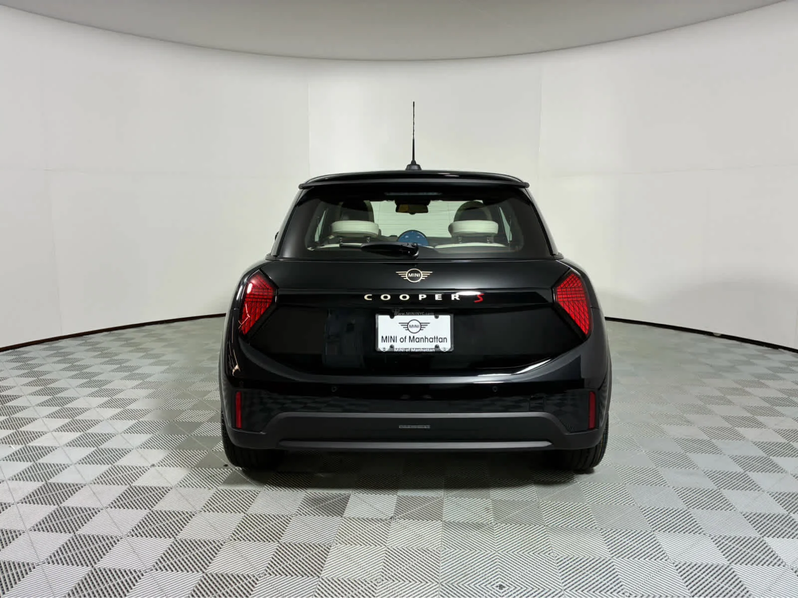 New 2026 Midnight Black II Metallic MINI Signature Plus image 4