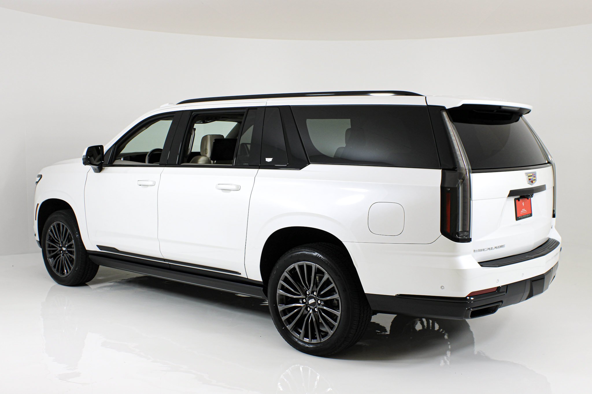 Used 2025 Crystal White Tricoat Cadillac Sport Platinum image 4
