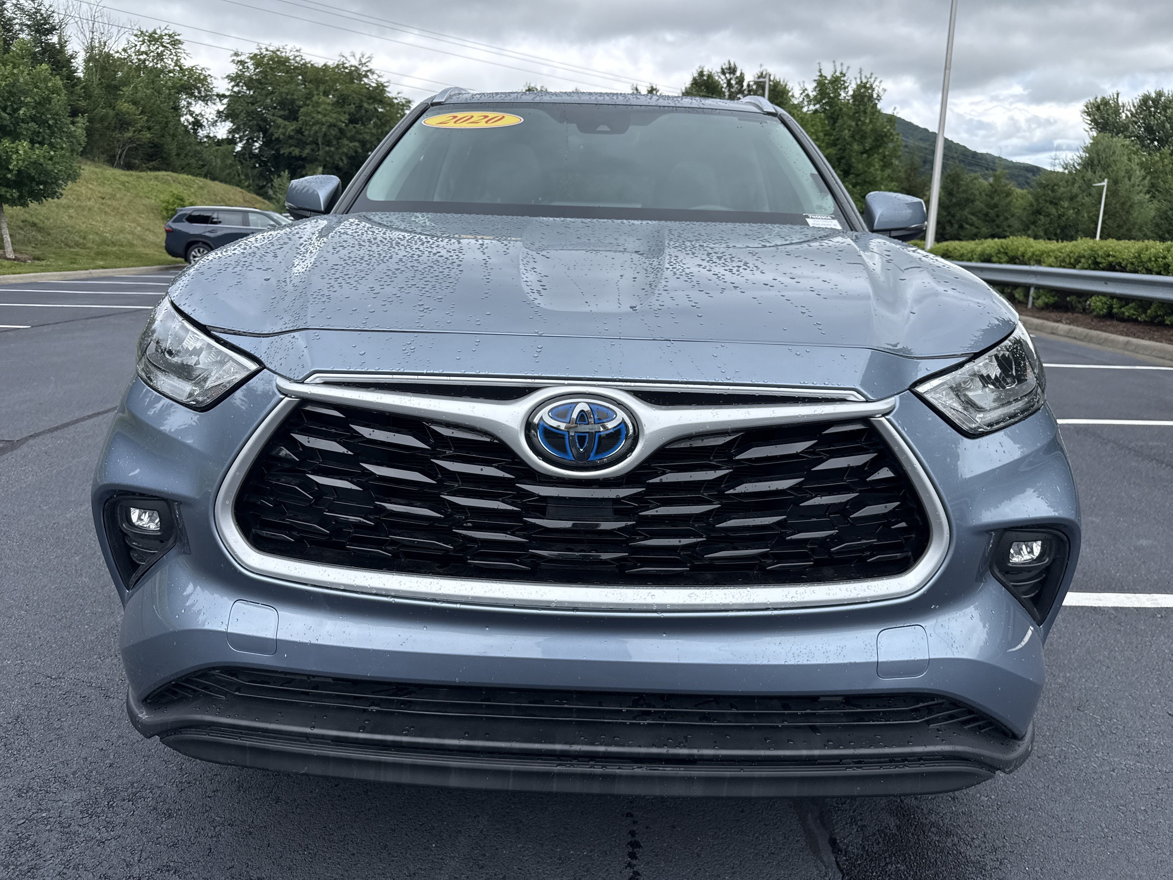 Used 2020 Moon Dust Toyota Hybrid XLE image 2