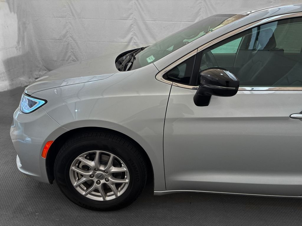 Used 2024 Silver Chrysler Touring L image 3