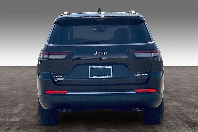 New 2026 Diamond Black Crystal Pearl-Coat Exterior Paint Jeep Limited image 4