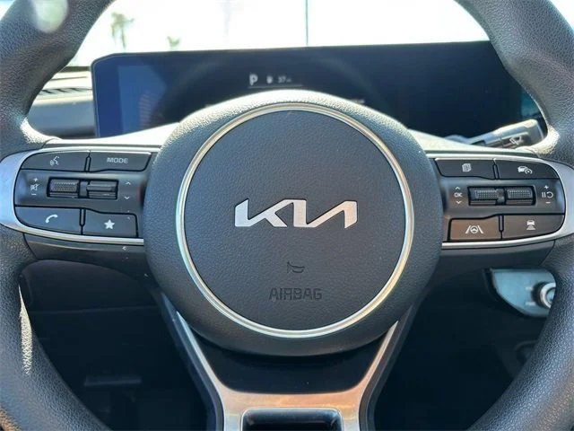2025 Kia K5 LXS - Photo 25