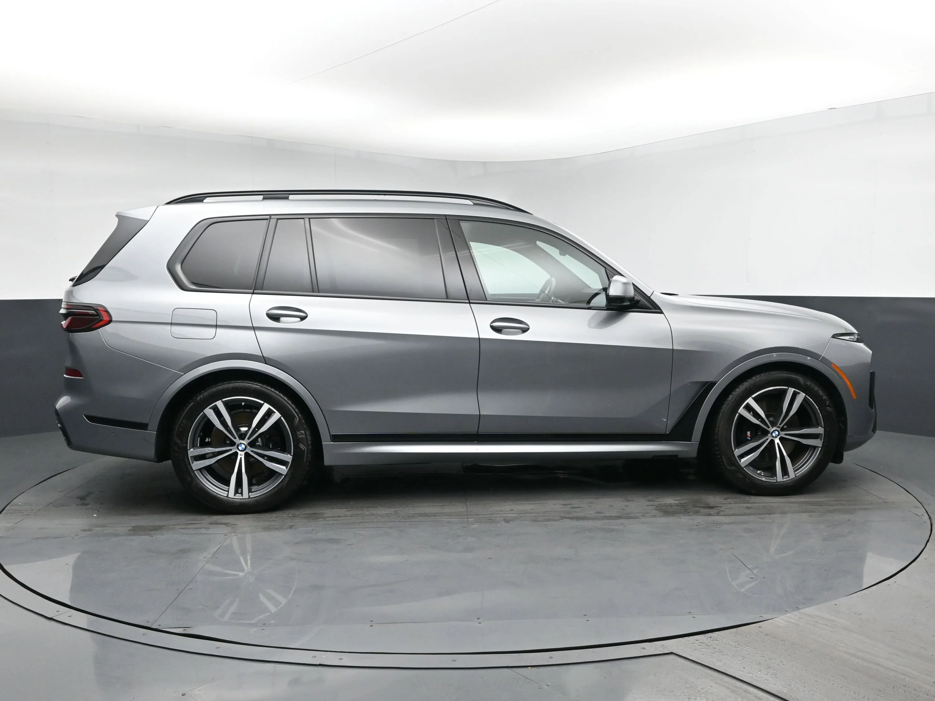 Used 2024 Skyscraper Grey Metallic BMW xDrive40i image 3