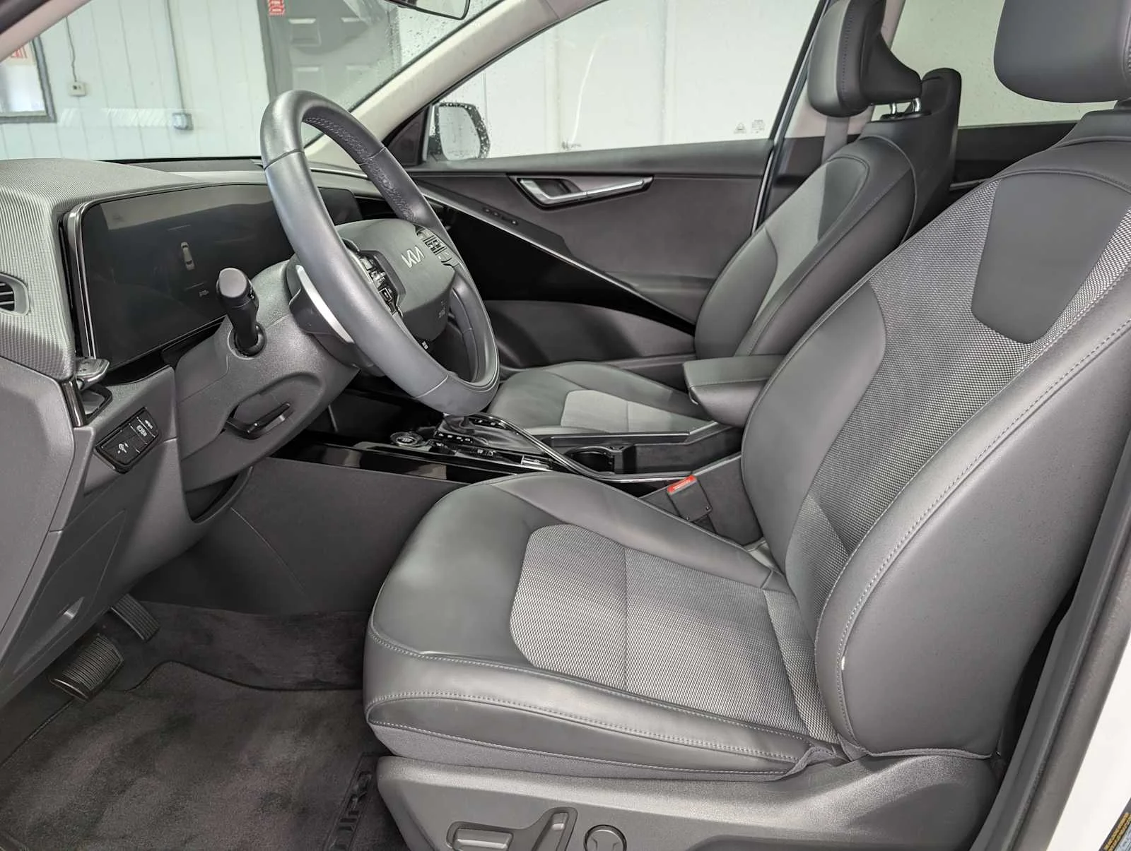 Used 2024 Snow White Pearl Kia EX image 4