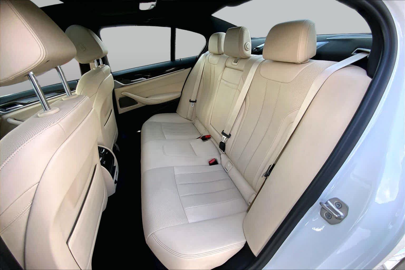 Used 2022 Alpine White BMW 530i xDrive image 21