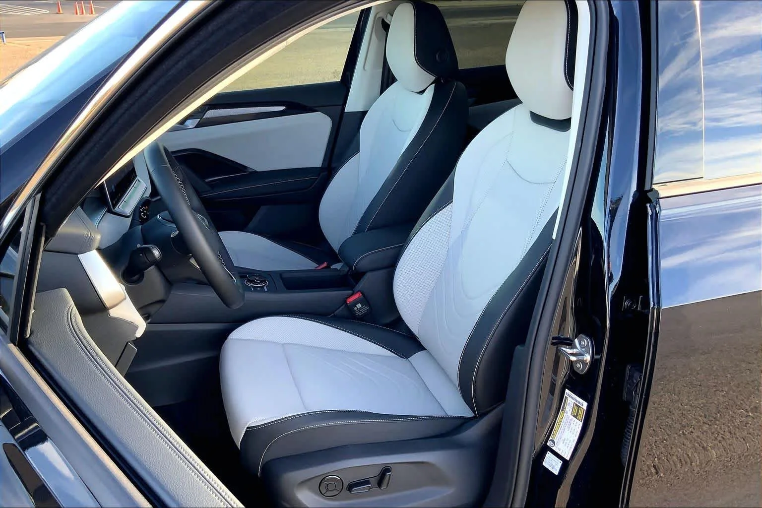 New 2026 Deep Black Pearl Volkswagen SE image 9