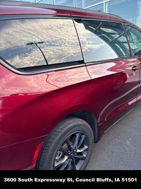 Used 2020 Red Chrysler Launch Edition image 16
