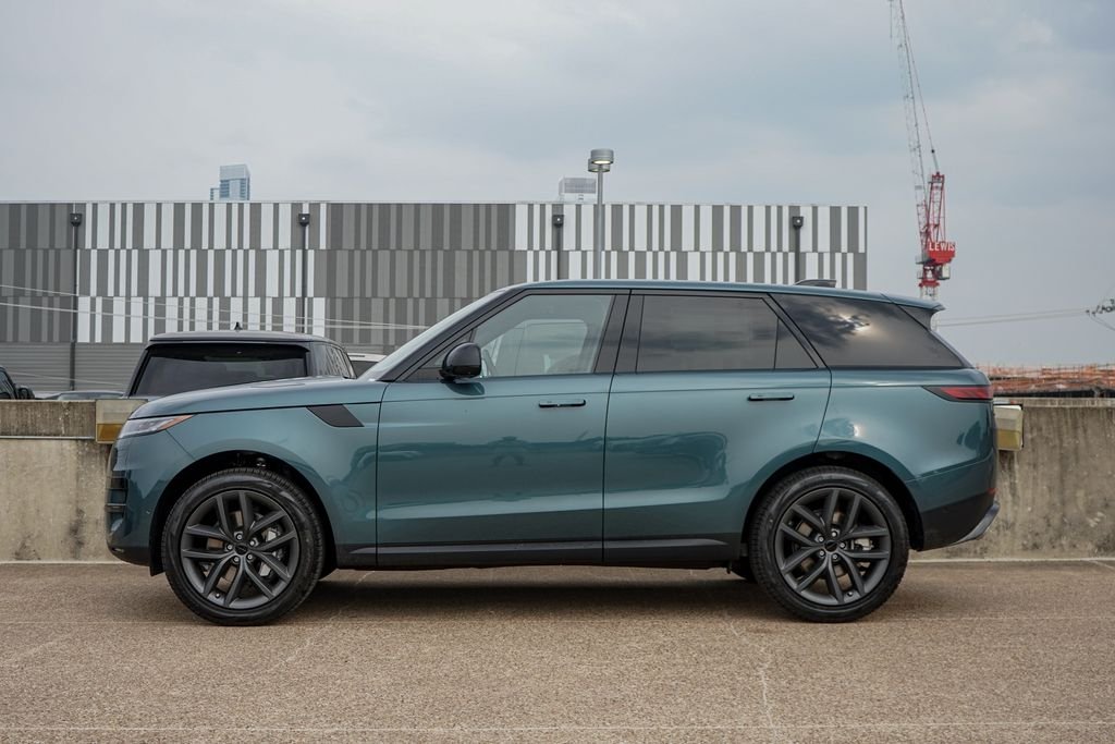 New 2026 Giola Green Metallic Land Rover SE image 4