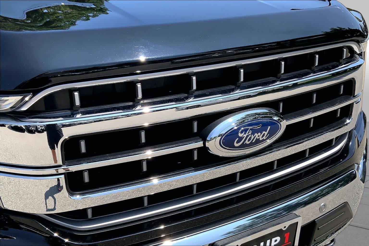 Used 2023 Agate Black Metallic Ford LARIAT image 30