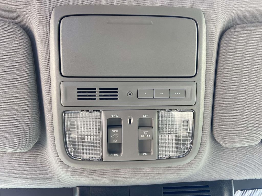 Used 2022 Silver Honda EX-L image 30