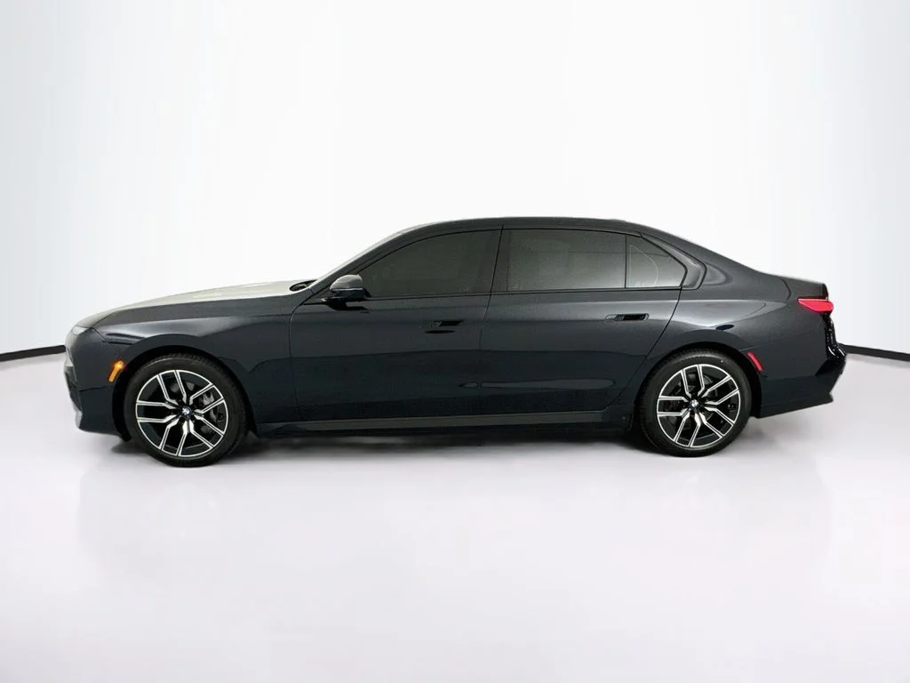 Used 2023 Black BMW xDrive60 image 8