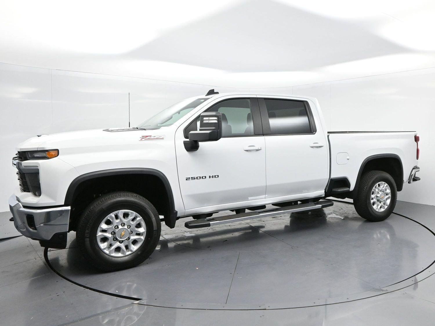 Used 2025 Summit White Chevrolet LT image 4