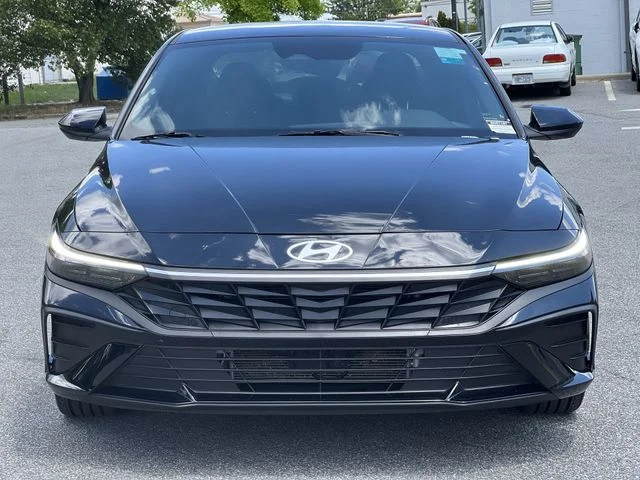 Used 2025 Black Hyundai SEL Sport image 16