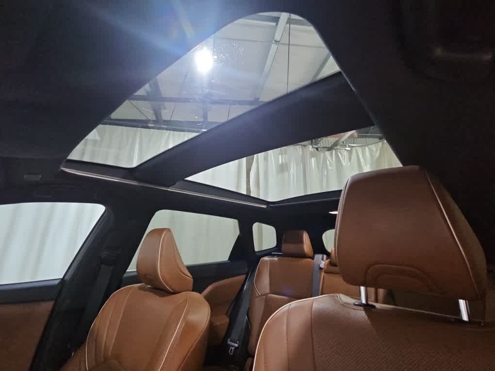 Used 2025 Oxygen White Toyota Limited image 10