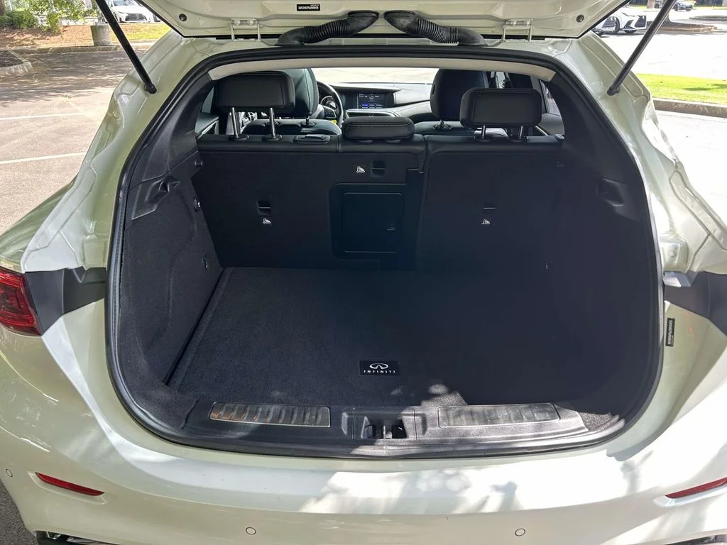 Used 2018 White INFINITI Premium image 8