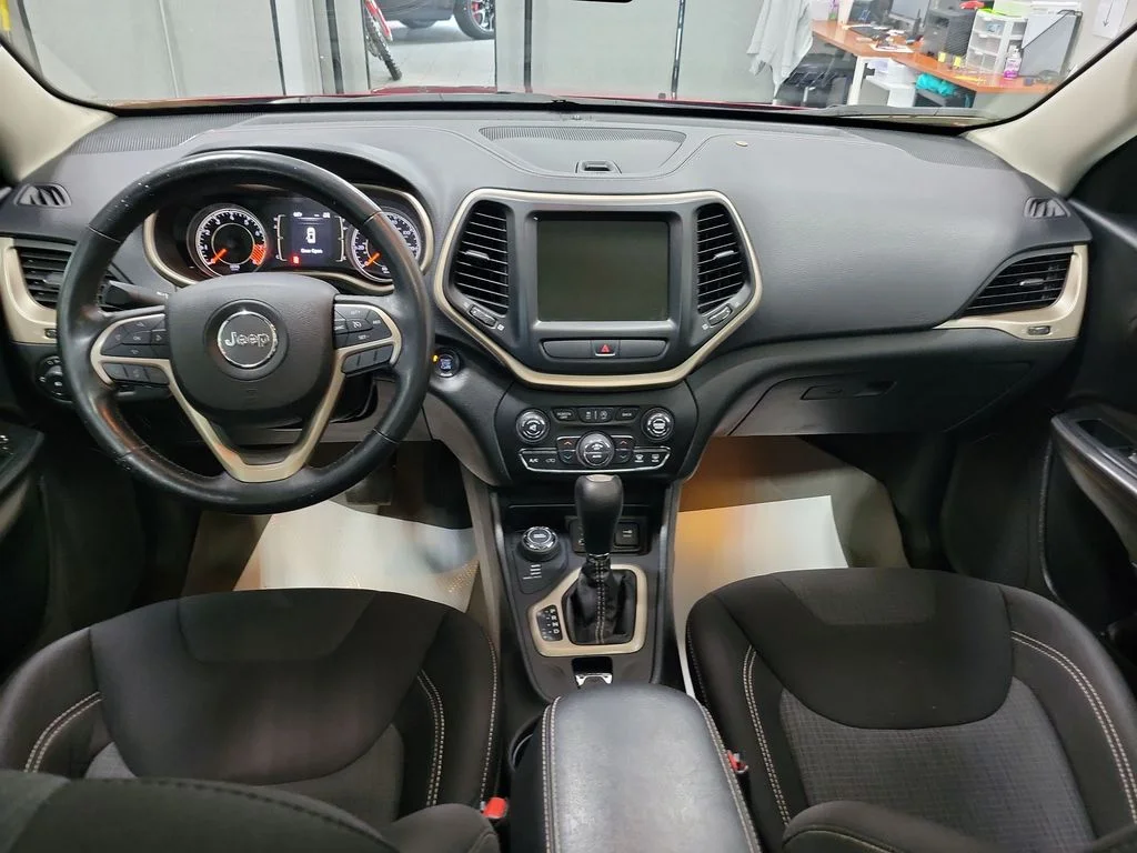 Used 2015 Red Jeep Latitude image 23