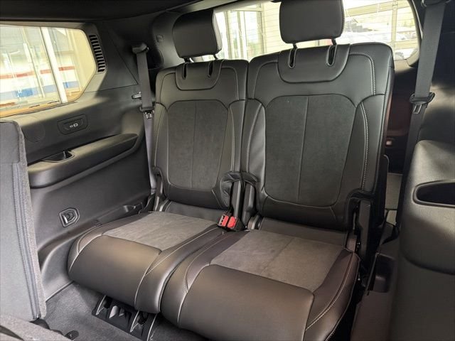 New 2026 Diamond Black Crystal Pearl-Coat Exterior Paint Jeep Altitude image 14