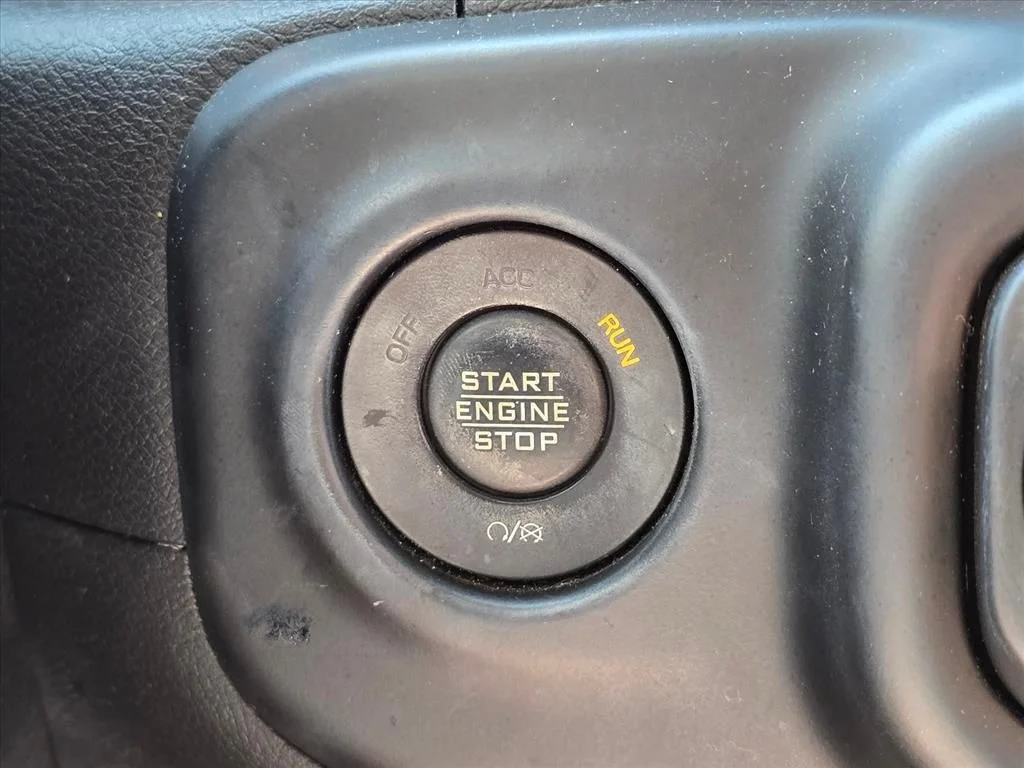 Used 2021 White Jeep Unlimited Sahara image 17