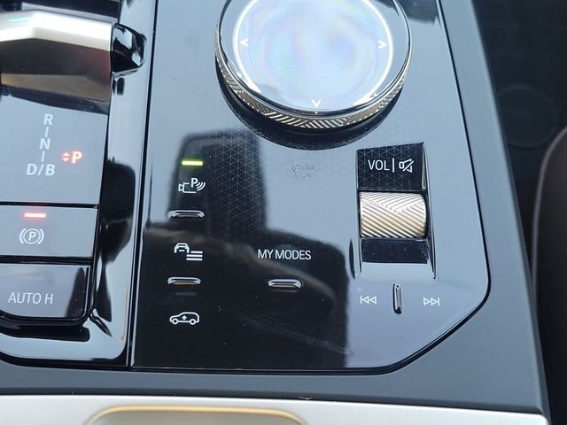 2026 BMW iX 45 - Photo 24