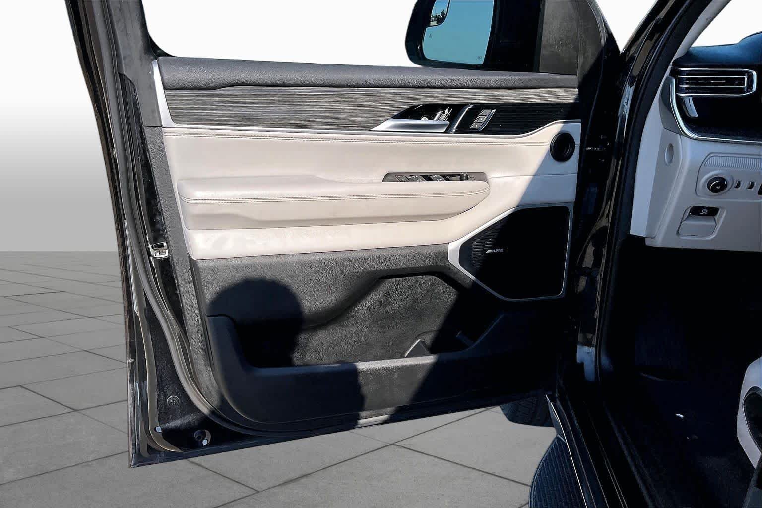 Used 2022 Diamond Black Crystal Pearlcoat Jeep Series III image 16