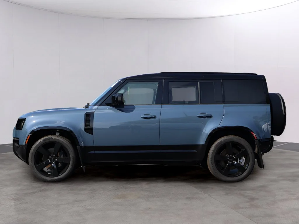 New 2026 Blue Land Rover X-Dynamic SE image 4