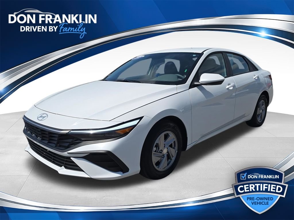Used 2025 White Hyundai SE image 1