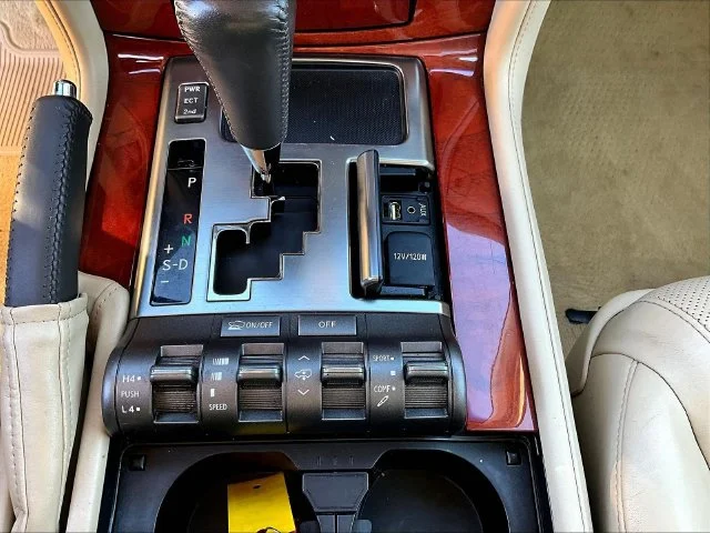 Used 2010  Lexus 570 image 20