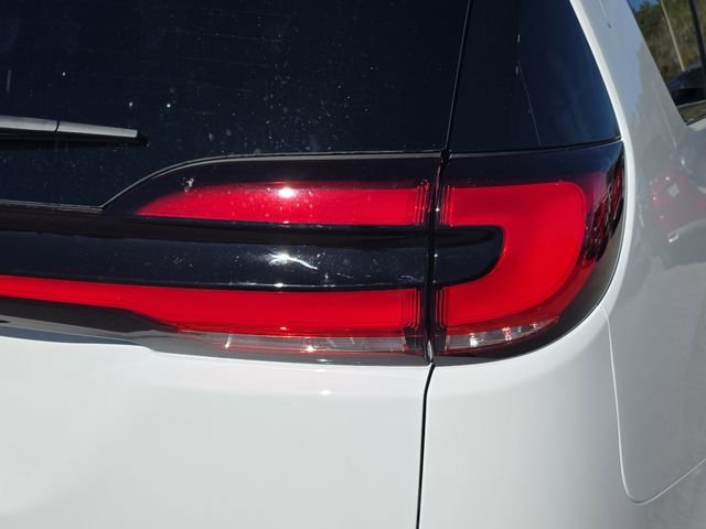 New 2026 Bright White Clear-Coat Exterior Paint Chrysler Select image 8
