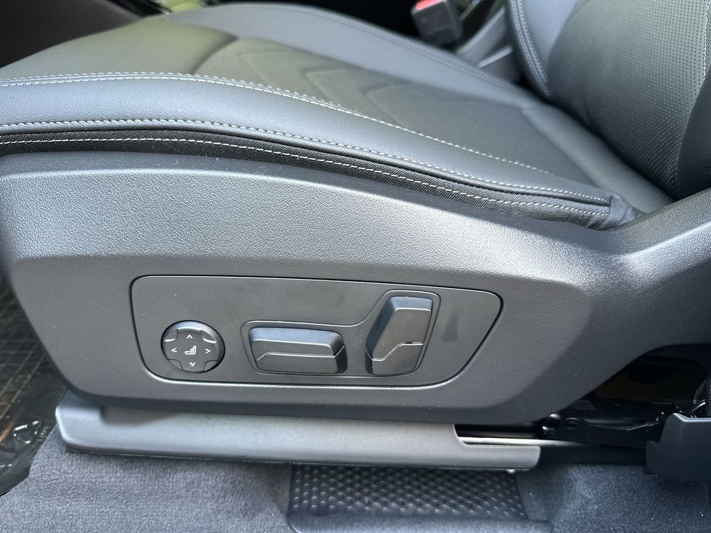 Used 2026 White BMW xDrive28i image 15
