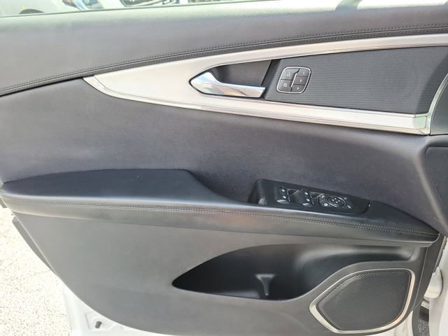 Used 2016 White Lincoln Premiere image 20
