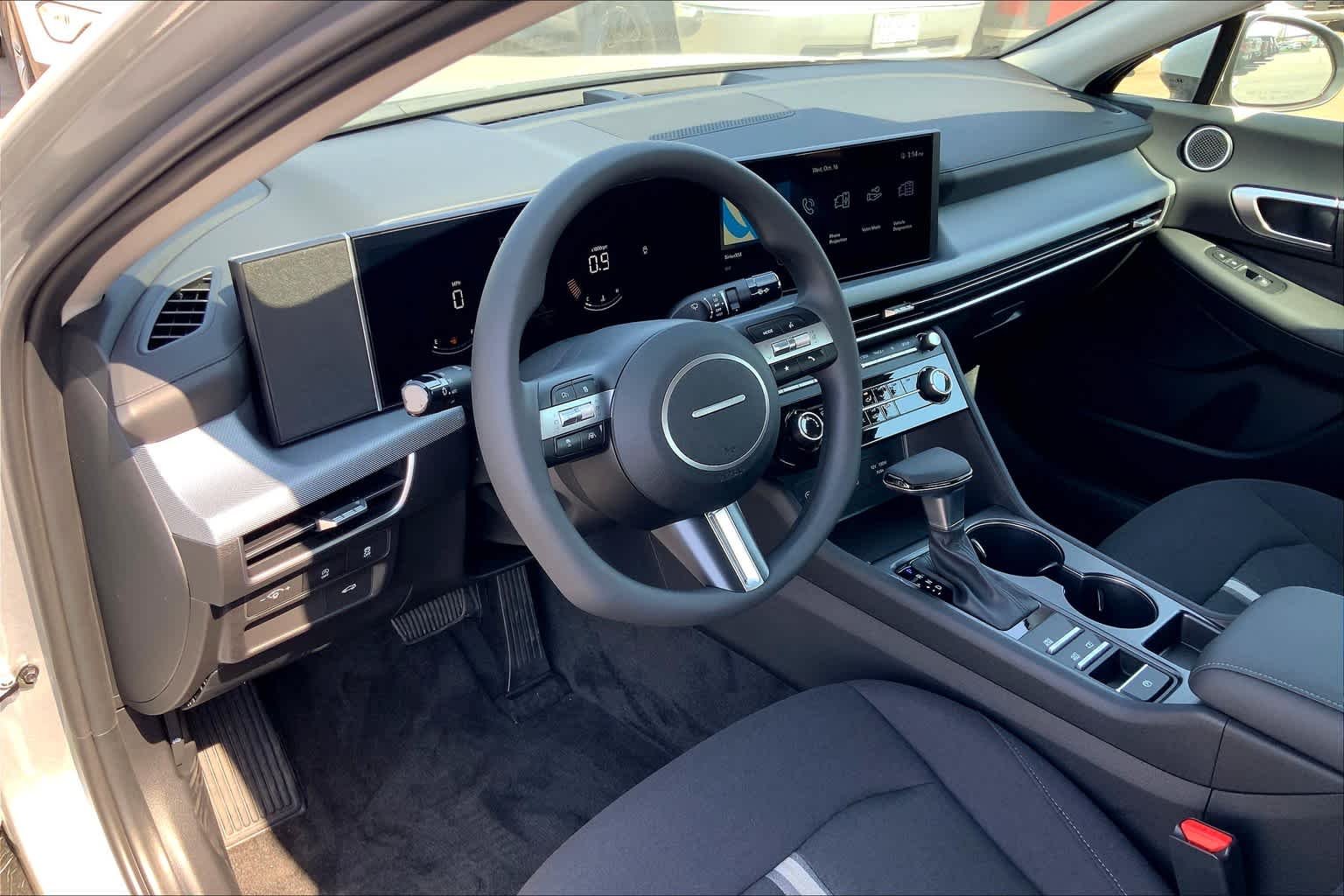Used 2025 Aero Silver Hyundai SE image 8