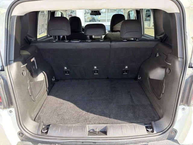 Used 2021 White Jeep Latitude image 24
